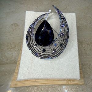 Elegant Vintage Style Silver and Blue Teardrop Pendant